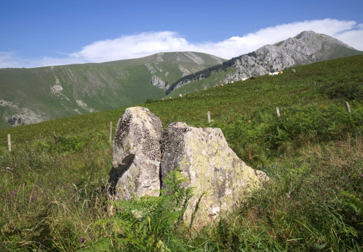 Dolmen d'Armiague et pic de Behorlegi