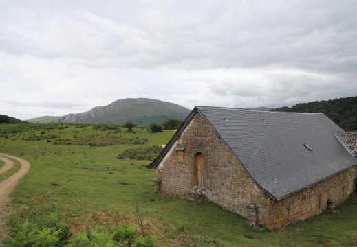 Chapelle Saint-Sauveur d'Iraty et pic de Behorlegi (1 265 m)