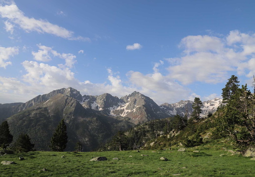 Pic de Bugarret (3 031 m), pic Méchant (2 944 m) et pic d'Estaragne (3 006 m)