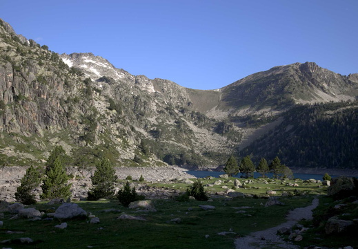 Hourquette d’Aubert (2498m), pic d'Estéred (2 599 m) et lac d'Aubert (2 148 m)