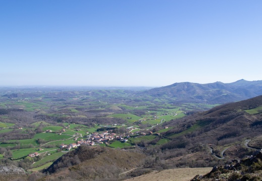 Village de Zugarramurdi et montagne Arranomendi (Mondarrain)