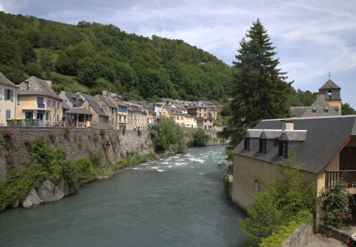 Village de Arreau, rivière la Neste et belvédère du château des Nestes