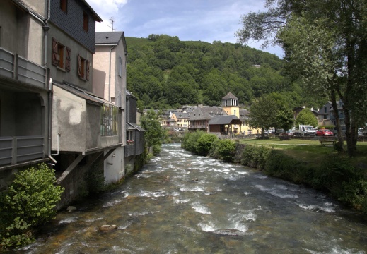 Village de Arreau, rivière la Neste et belvédère du château des Nestes