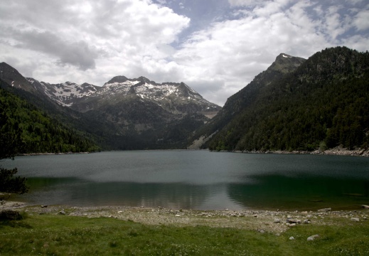 Lac d'Orédon (1 849 m), Grand Pic des Alharisses (2 993 m), pic Central des Alharisses (2 903 m), Petit pic des Alharisses (2 825 m) et pic de Hèche Castet (2 863 m)