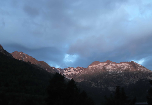 Pic Méchant (2 944 m), pic d'Estaragne (3 006 m), Grand Pic des Alharisses (2 993 m), pic Central des Alharisses (2 903m), Petit pic des Alharisses (2 825 m), pic de Hèche Castet (2 863 m)