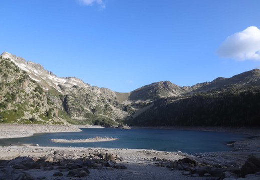 Pic de la Mourèle (2 679 m), Hourquette d’Aubert (2498m), pic d'Estéred (2 599 m), pic dets Coubous (2 647 m), pic de Madamète (2 657 m) et lac d'Aubert (2 148 m)